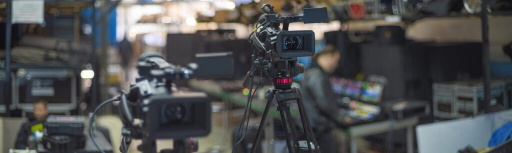 名古屋を中心に全国のお客様のライブ配信を代行サポートをしています。ZOOM配信、Youtube配信その他様々なプラットフォームに対応しています。複数の拠点を繋いだ大規模なオンライン配信もティーブイエスネクストにお任せください。